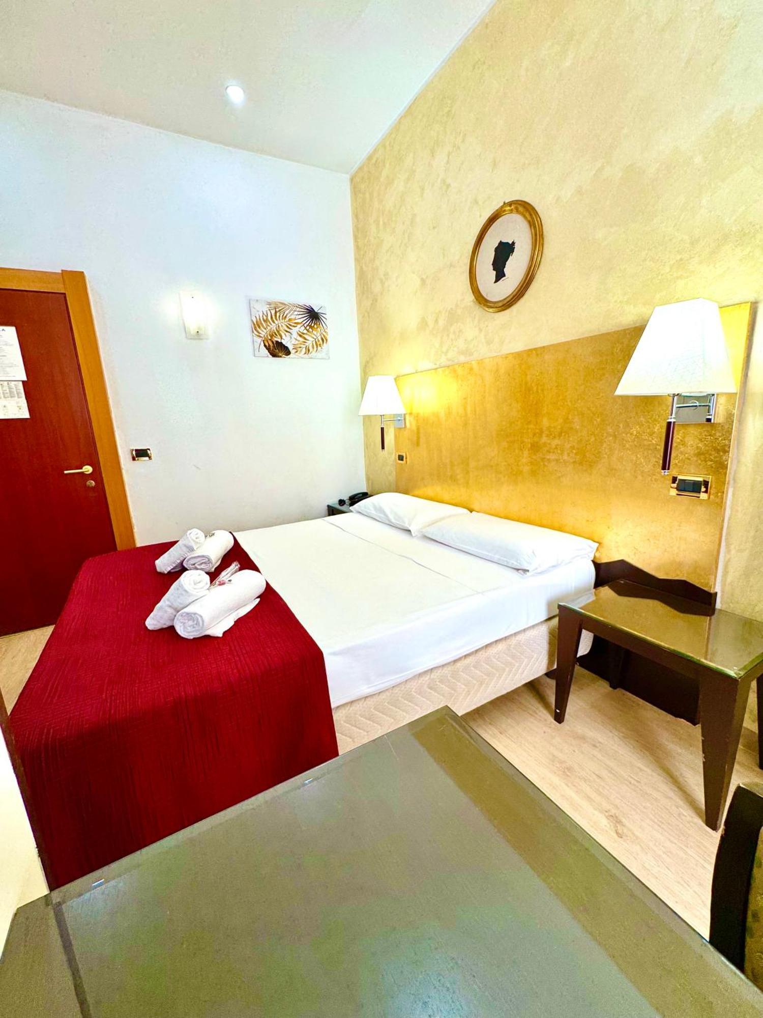 Hotel Fiorella Milano מראה חיצוני תמונה